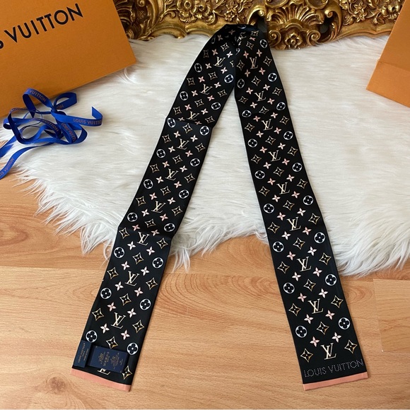 Louis Vuitton Silk Vivienne  and Beyond Bandeau - Picture 8 of 15